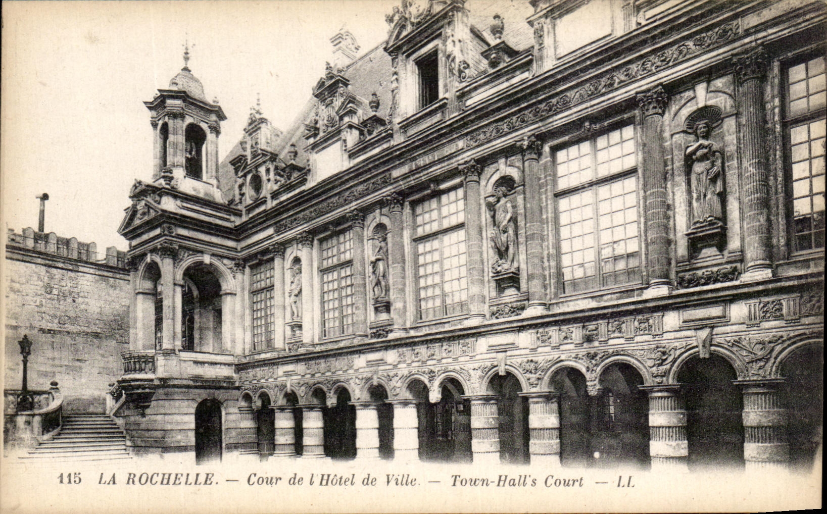 CPA La Rochelle Cour de L'Hotel de Ville