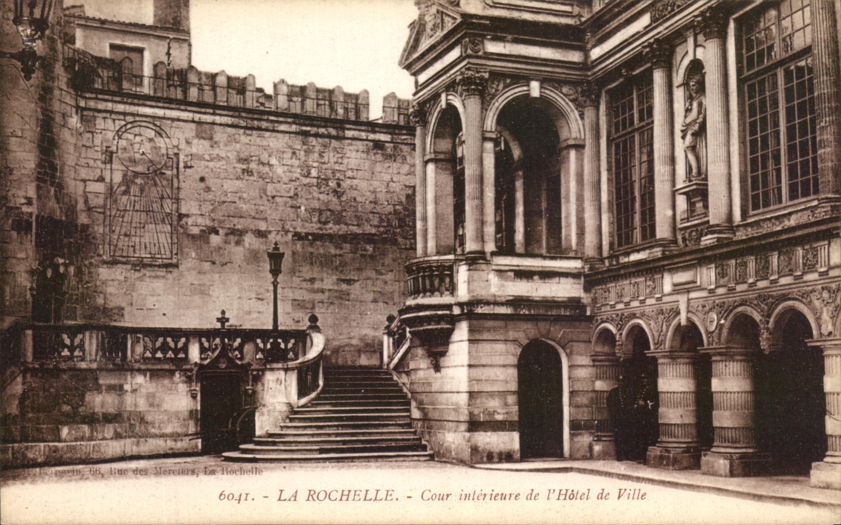 La Rochelle - Cour intérieure de l'Hôtel de Ville — H. Bozgein, 66, Rue des Merciers