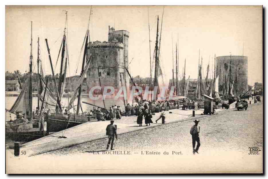 CPA La Rochelle L'Entree du Port Bateaux Peche