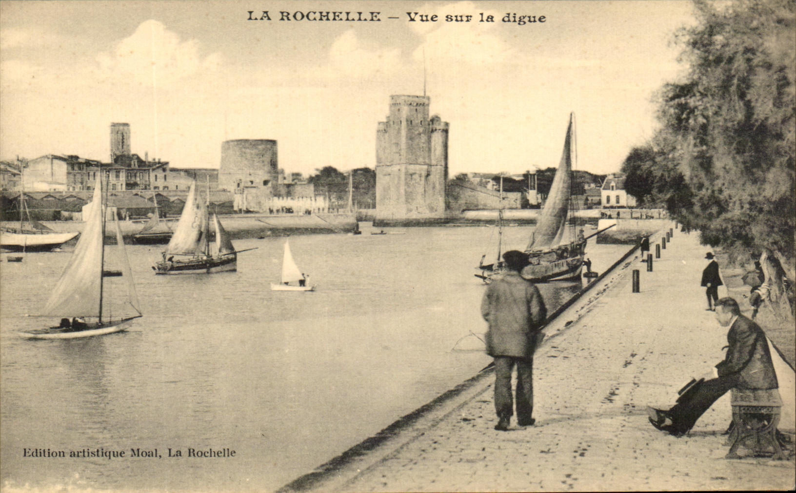 CPA La Rochelle Vue Sur La Digue Bateau