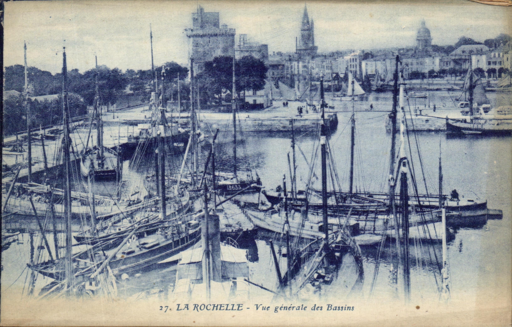 CPA La Rochelle Vue Generale des Bassins Bateaux