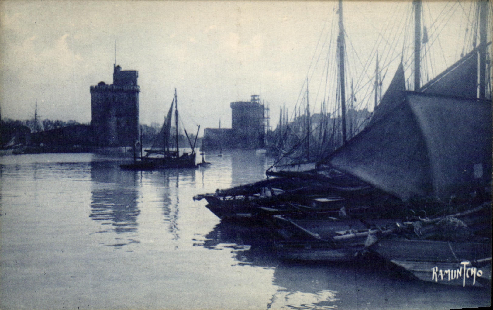 CPA Sortie du Port de La Rochelle Bateaux