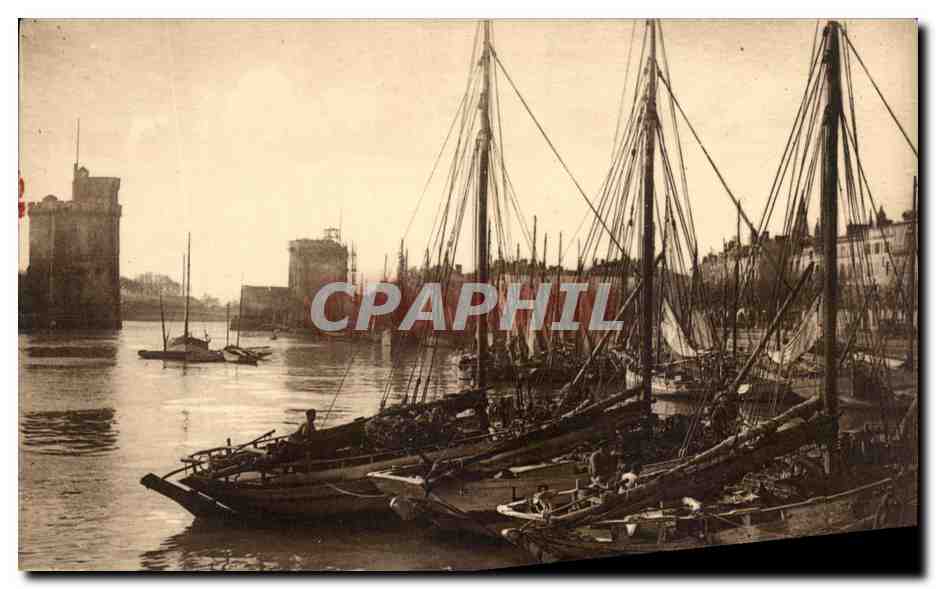 CPA La Rochelle Sortie du Port Bateaux