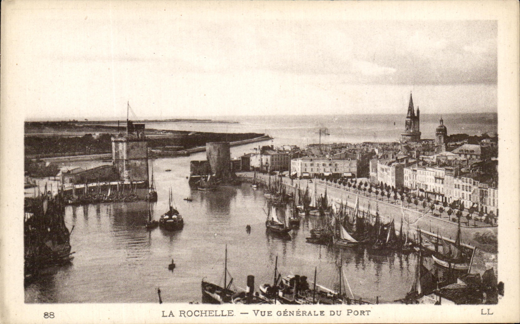 CPA La Rochelle Vue Generale Du Port Bateaux