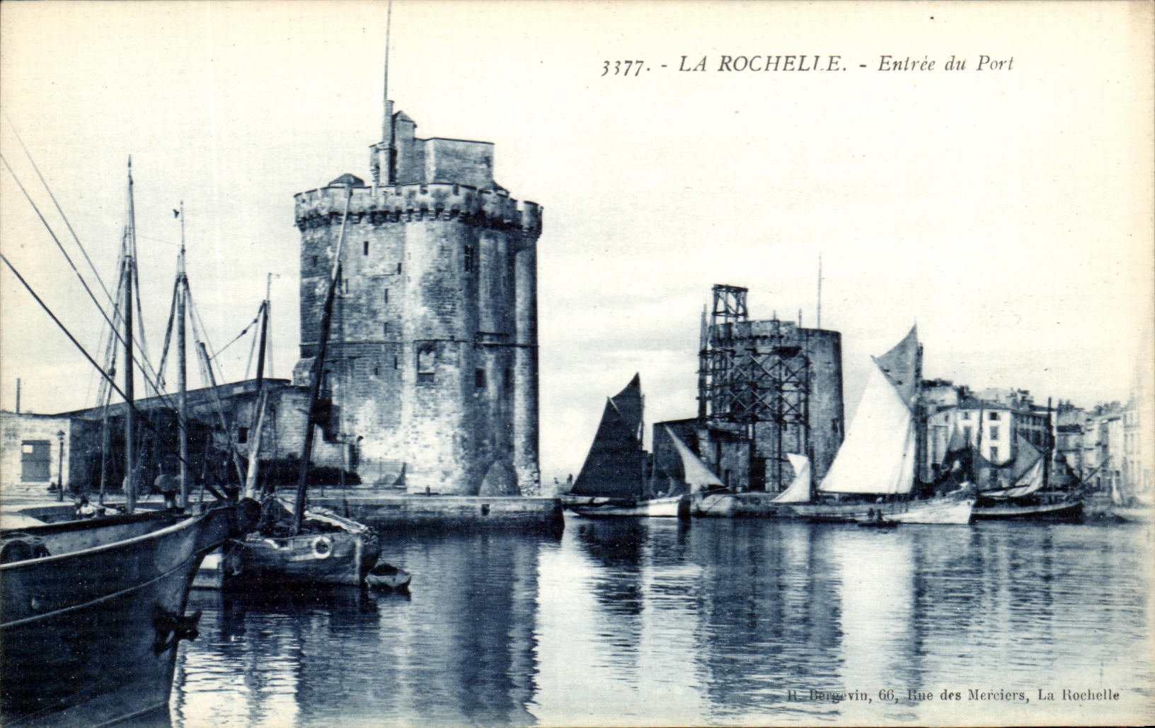 CPA La Rochelle Entree du Port Bateaux