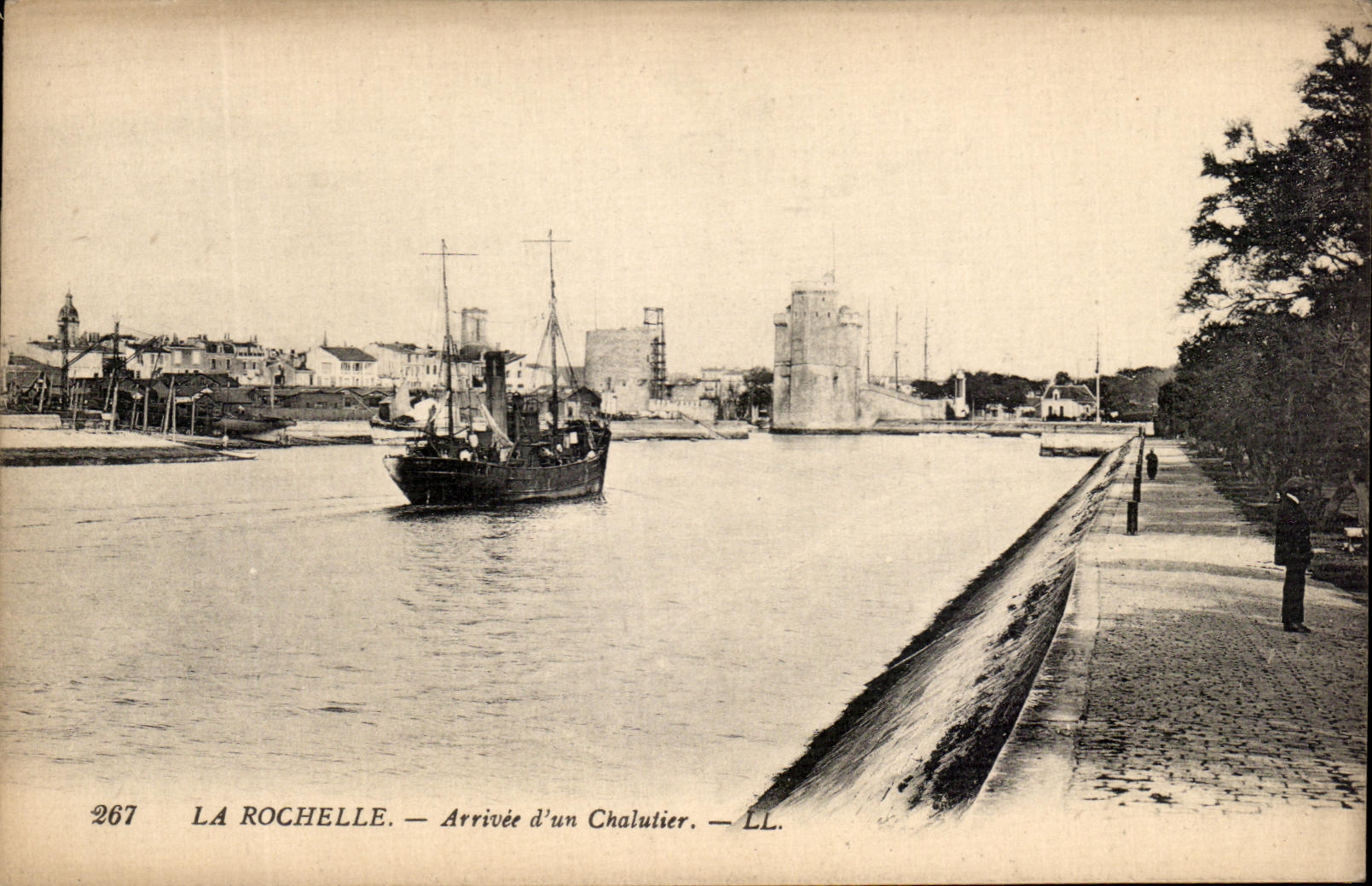 CPA La Rochelle Arrivee d'un Chalutier Bateau