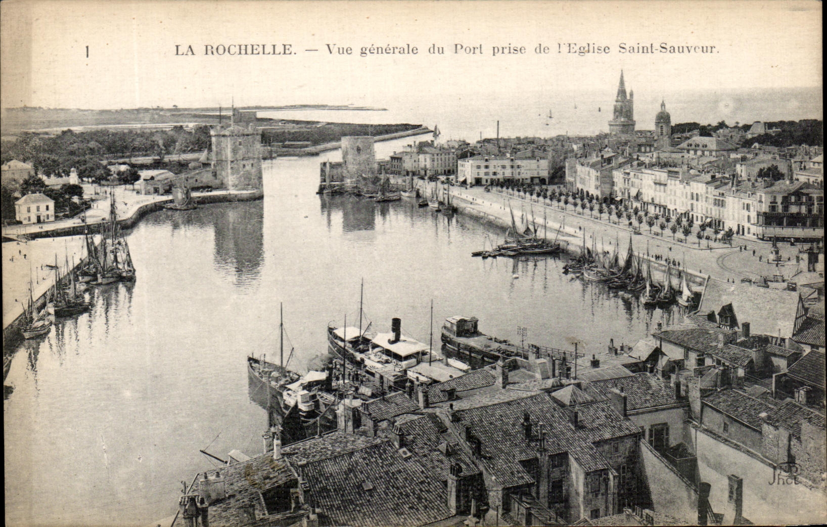 CPA La Rochelle Vue generale du Port prise de I'Eglise Saint Sauveur Bateaux