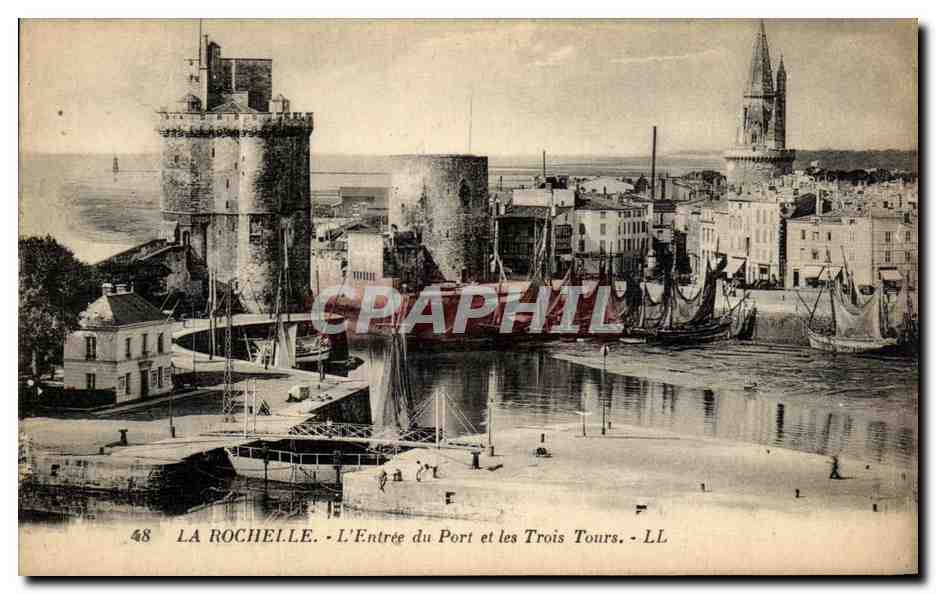 CPA La Rochelle L'Entree du Port et les Trois Tours Bateaux