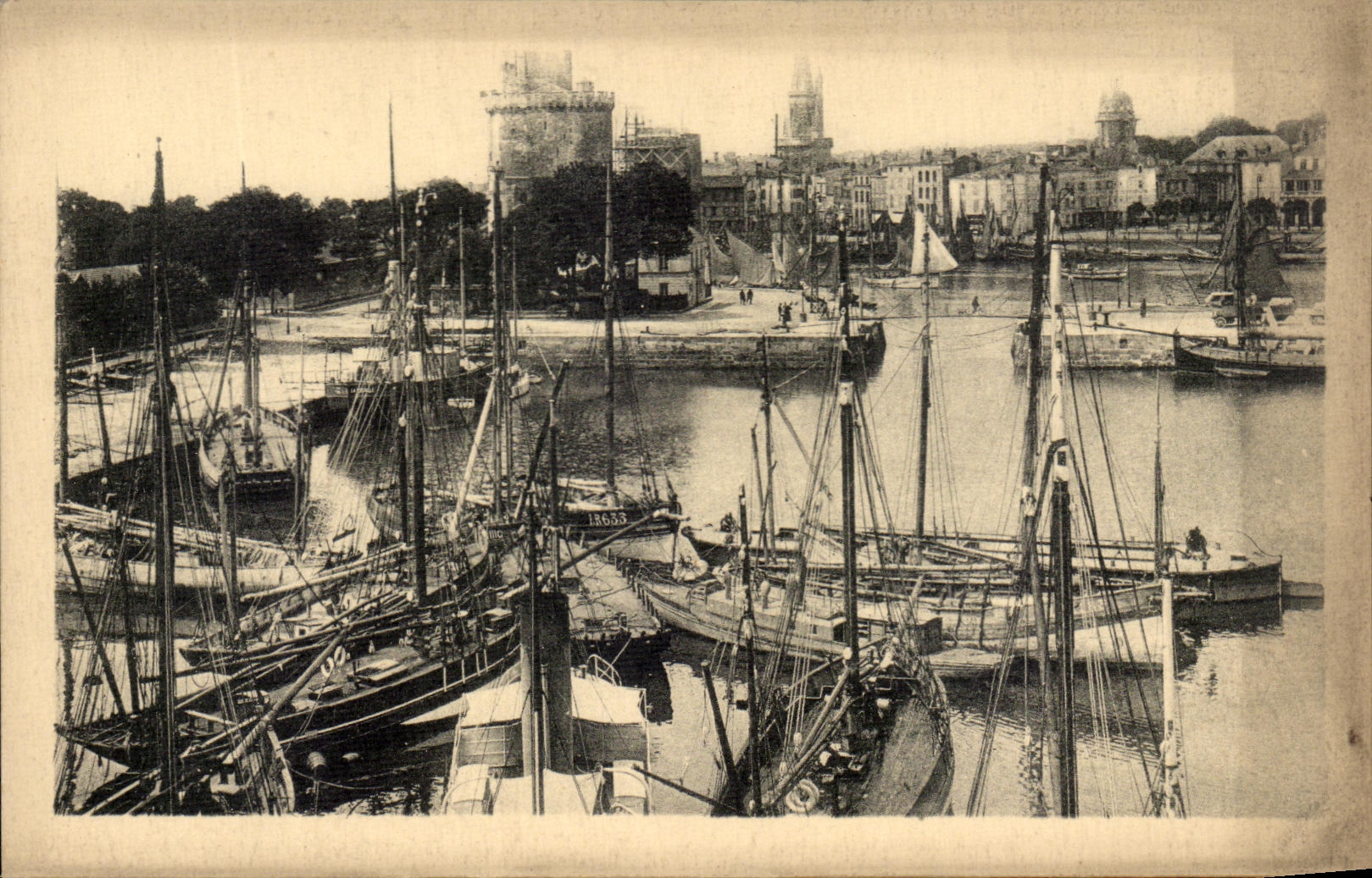 La Rochelle — Vue Générale des Bassins — Coll. Gillet Photo