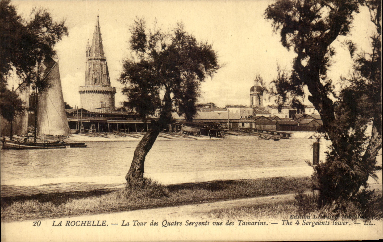 CPA La Rochelle La Tour des Quatre Sergents vue des Tamarins Bateaux