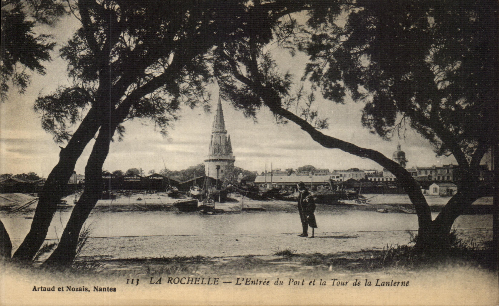 CPA La Rochelle L'Entree du Port et la Tour de la Lanterne