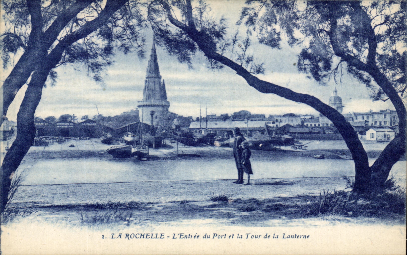 CPA La Rochelle L'Entree du Port et la Tour de la Lanterne