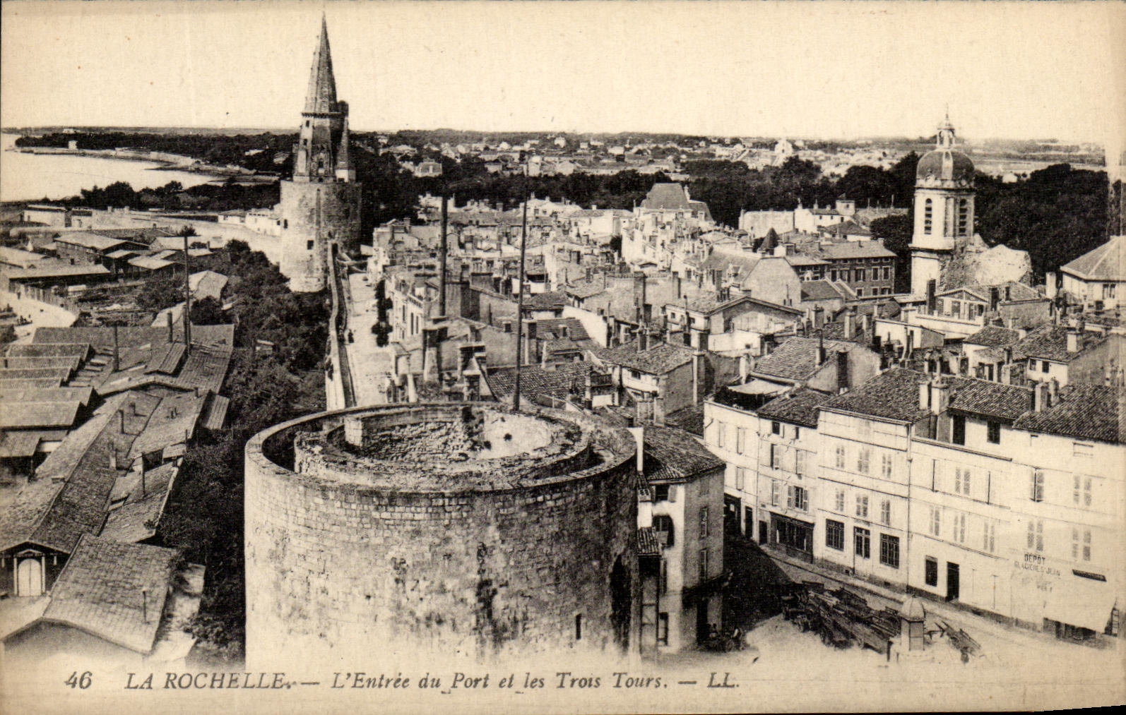 CPA La Rochelle L'Entree du Port et les Tours