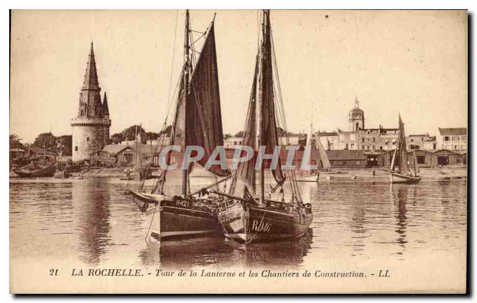 CPA La Rochelle Tour de la Lanterne et les Chantiers de Construction Bateaux