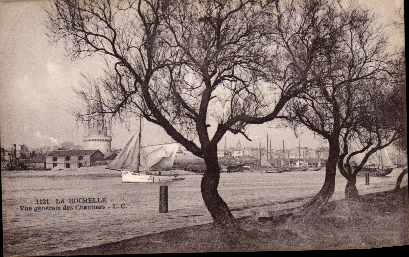 CPA La Rochelle vue Generale Des Chantiers Bateaux