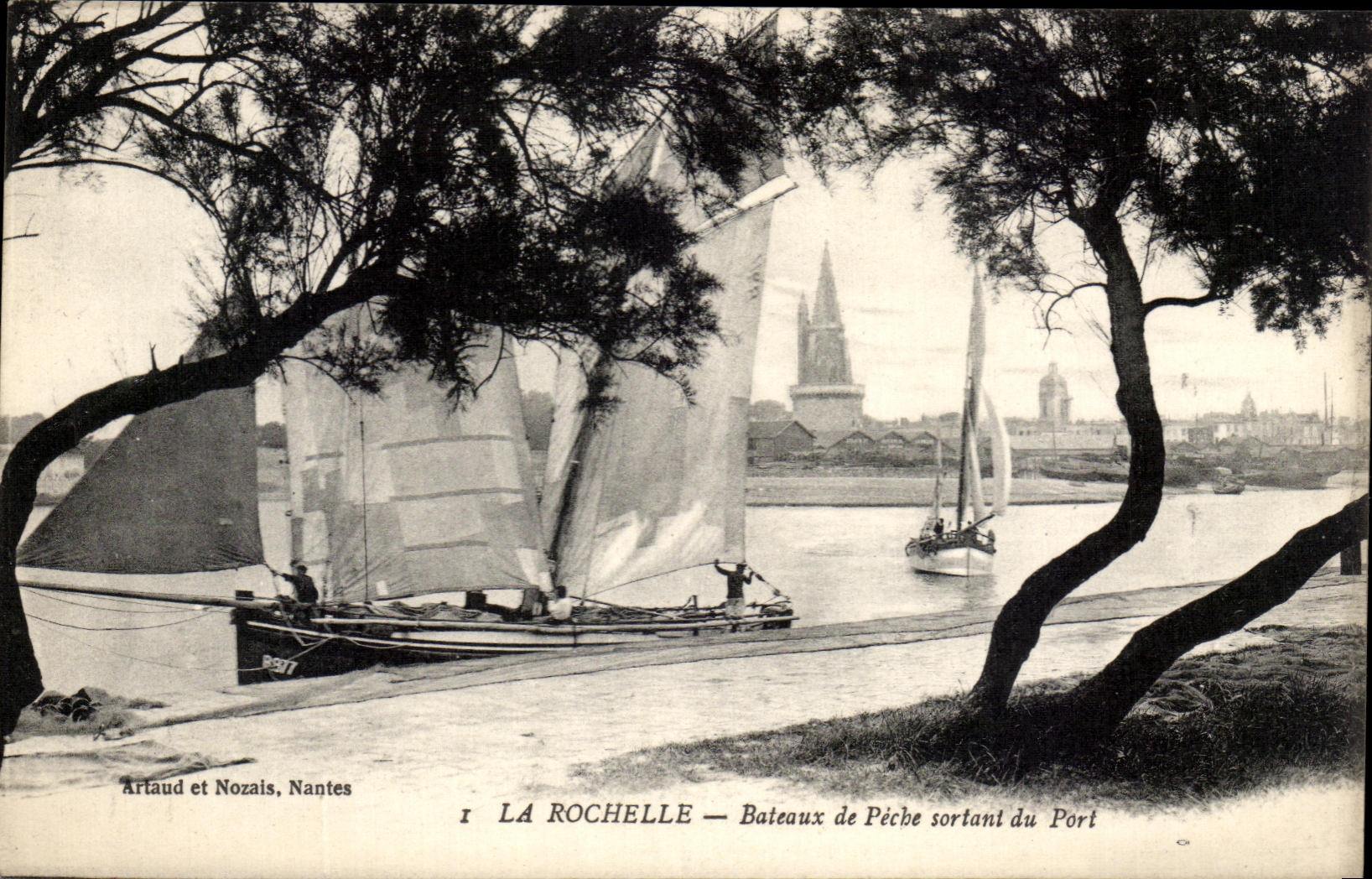 La Rochelle — Bateaux de Pêche sortant du Port — Artaud et Nozais, Nantes, n°1