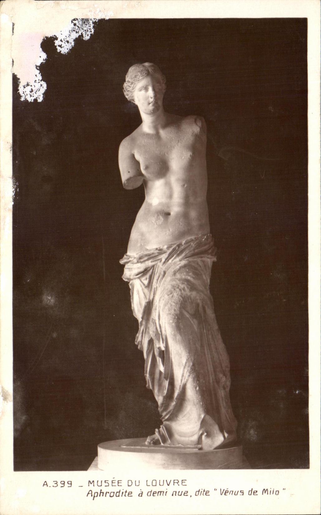 CPA Musee Du Louvre Aphrodite a demi nue dite Venus de Milo
