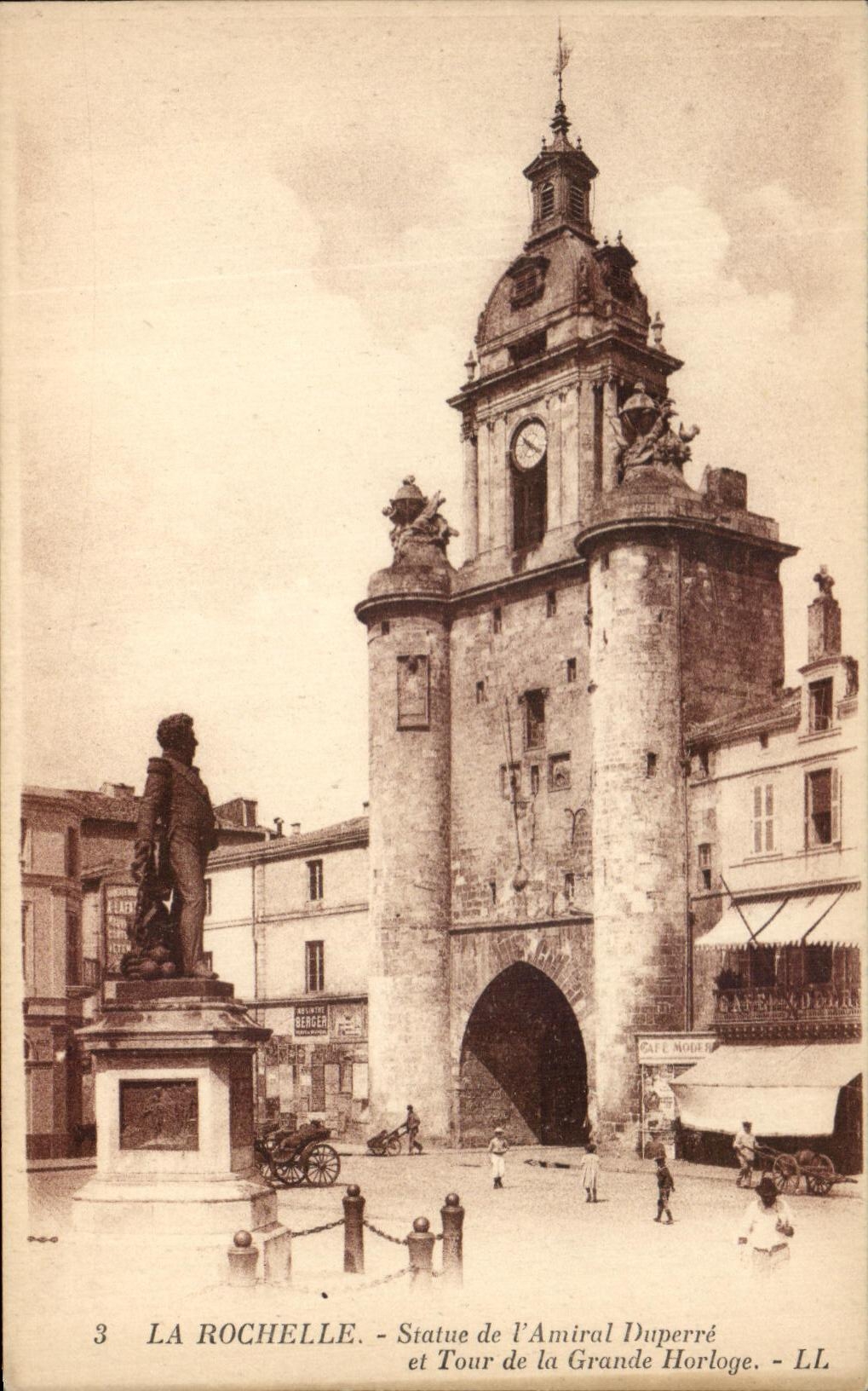 CPA La Rochelle Statue de I'Amiral Duperre et Tour de la Grande Horloge