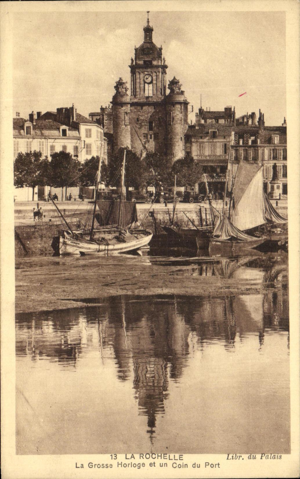 CPA La Rochelle la Grosse Horloge et un Coin du Port Bateaux