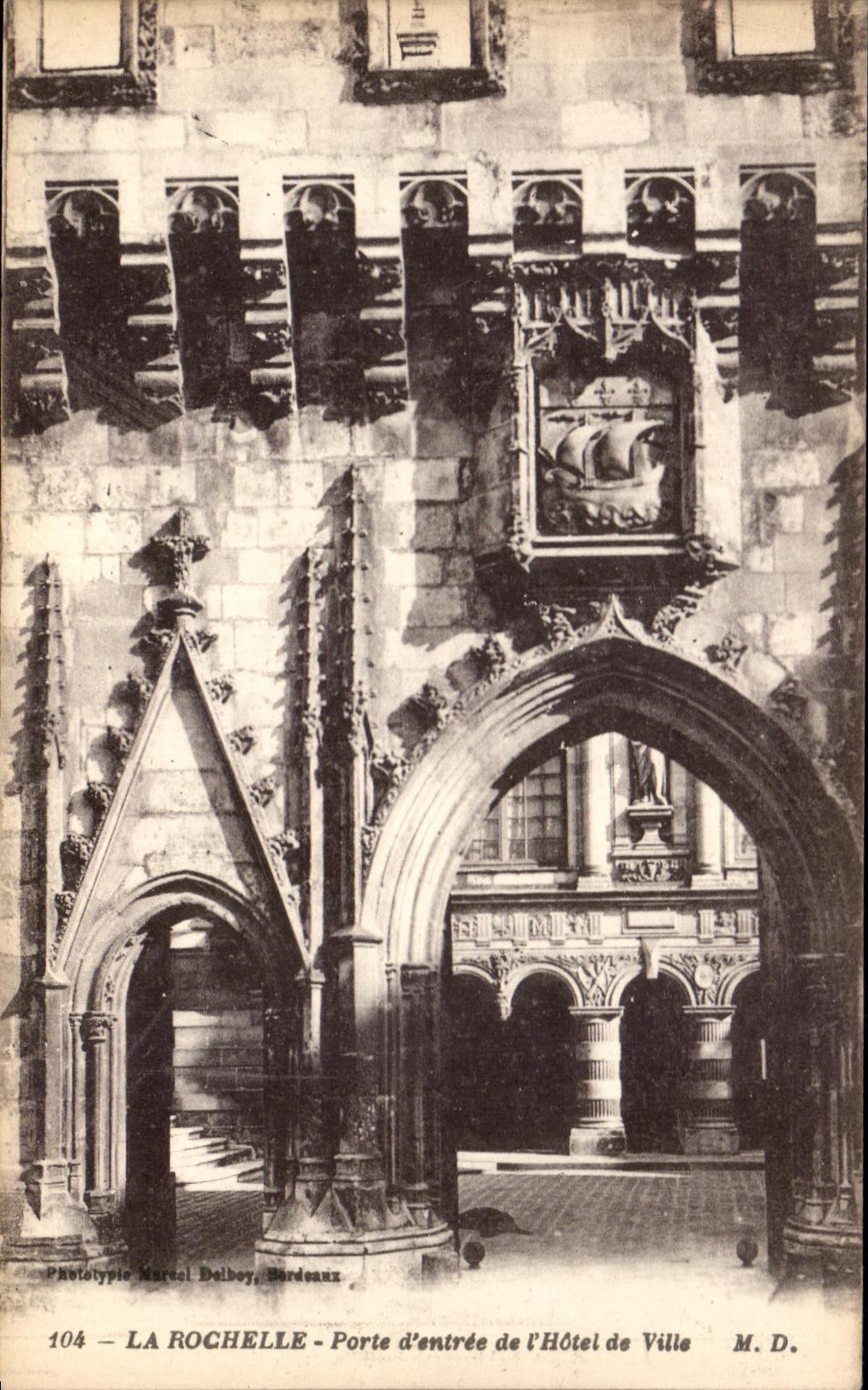 La Rochelle — Porte d'entrée de l'Hôtel de Ville — Phototypie Marcel Delboy, Bordeaux, n°104
