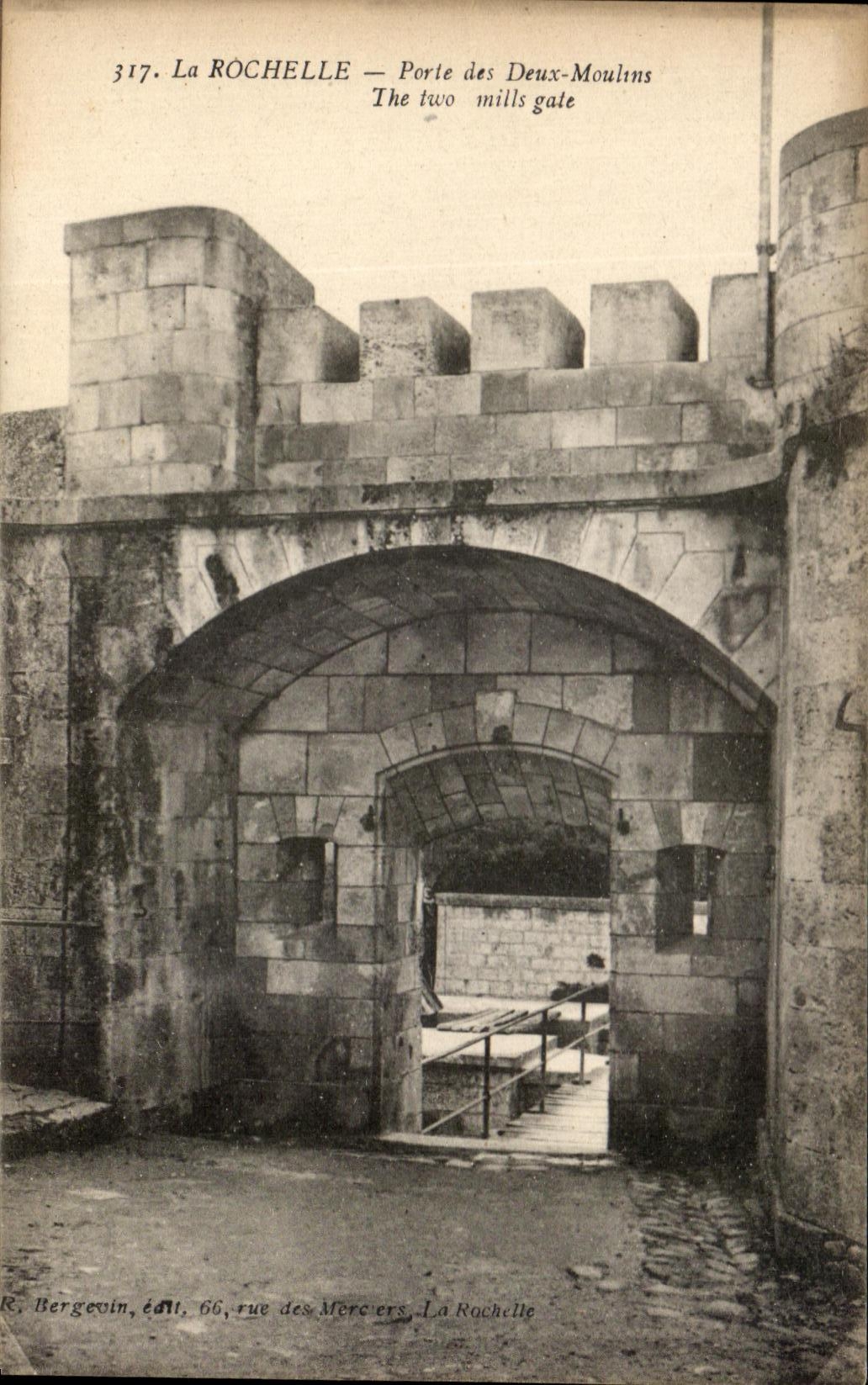 CPA La Rochelle Porte des Deux Moulins 