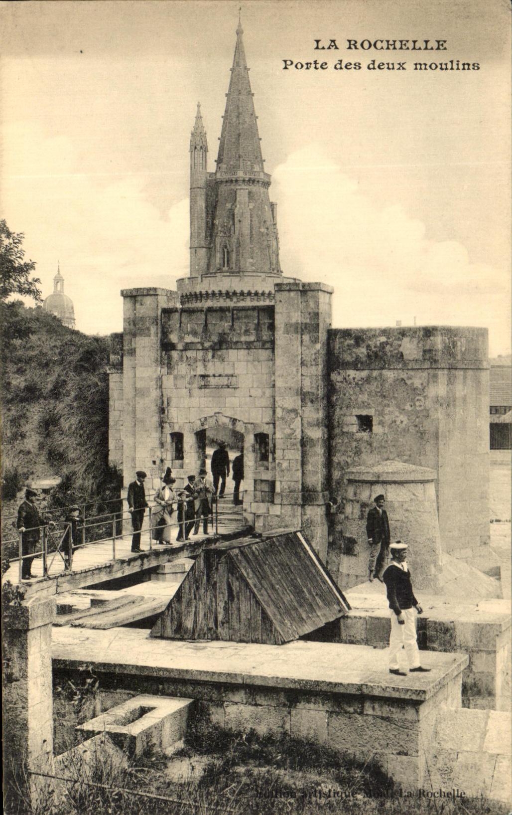 CPA La Rochelle Porte des deux moulins Marin 