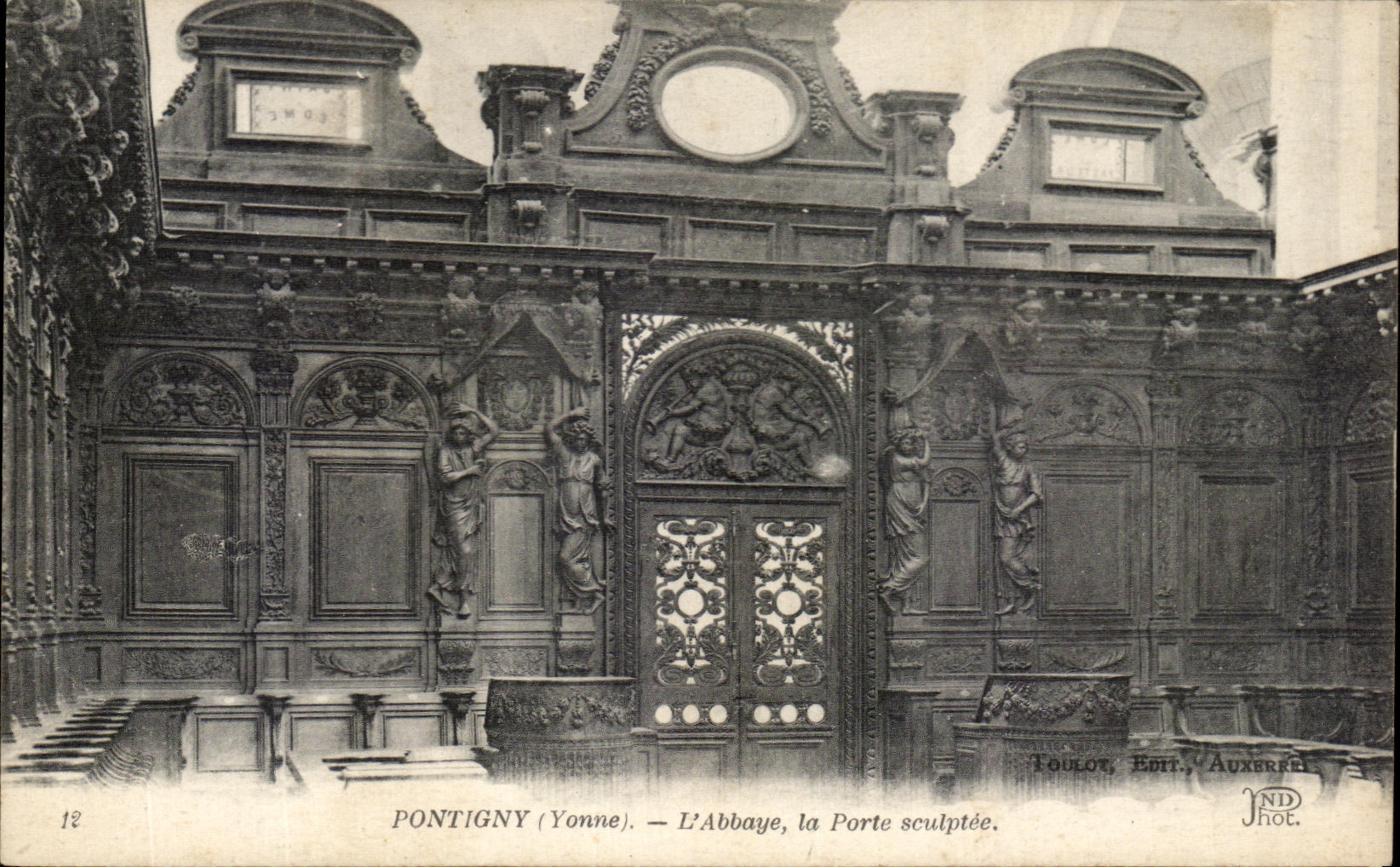 CPA Pontigny L'Abbaye la Porte sculptee