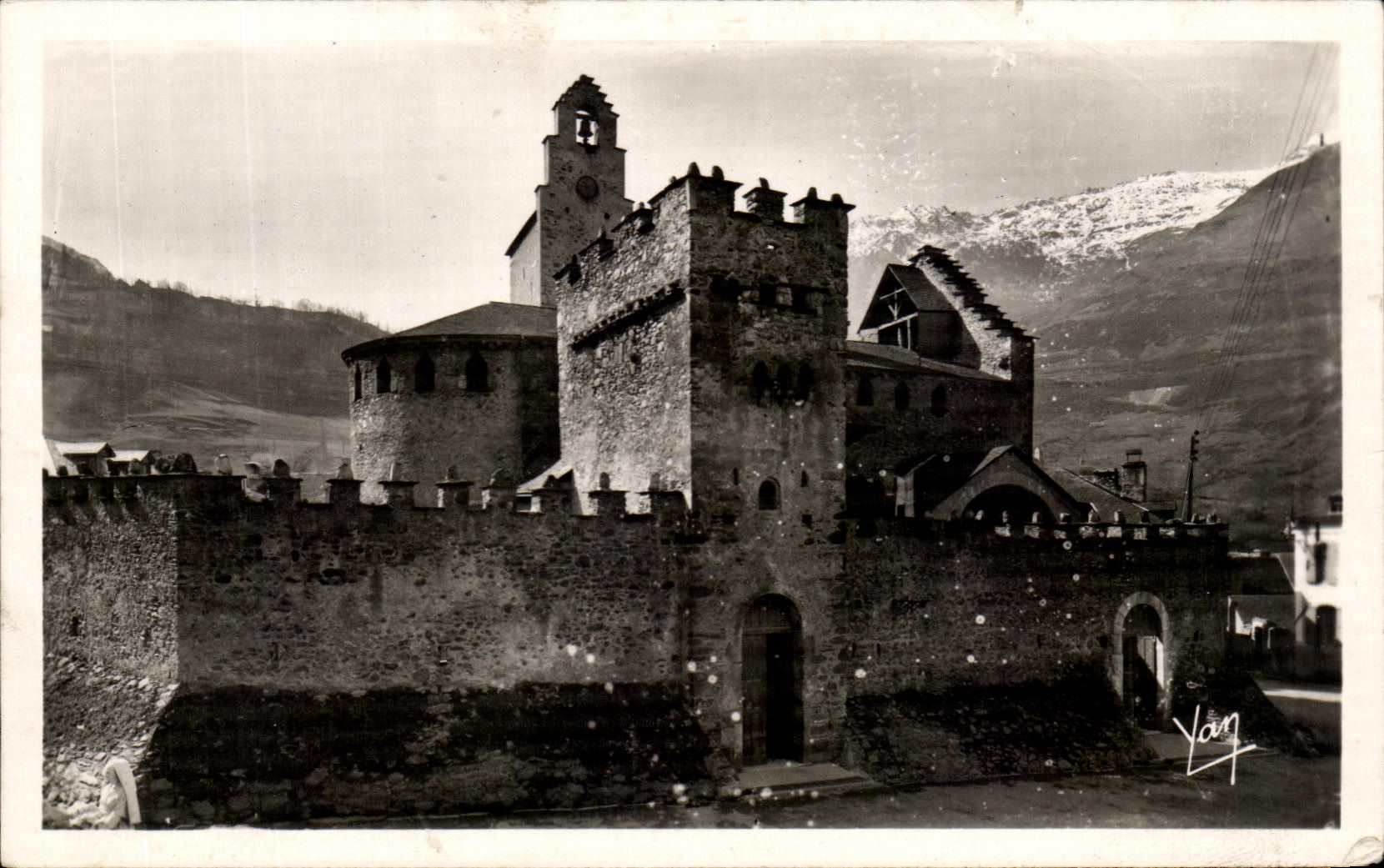 CPA Luz Eglise fortifiee dite des Templiers