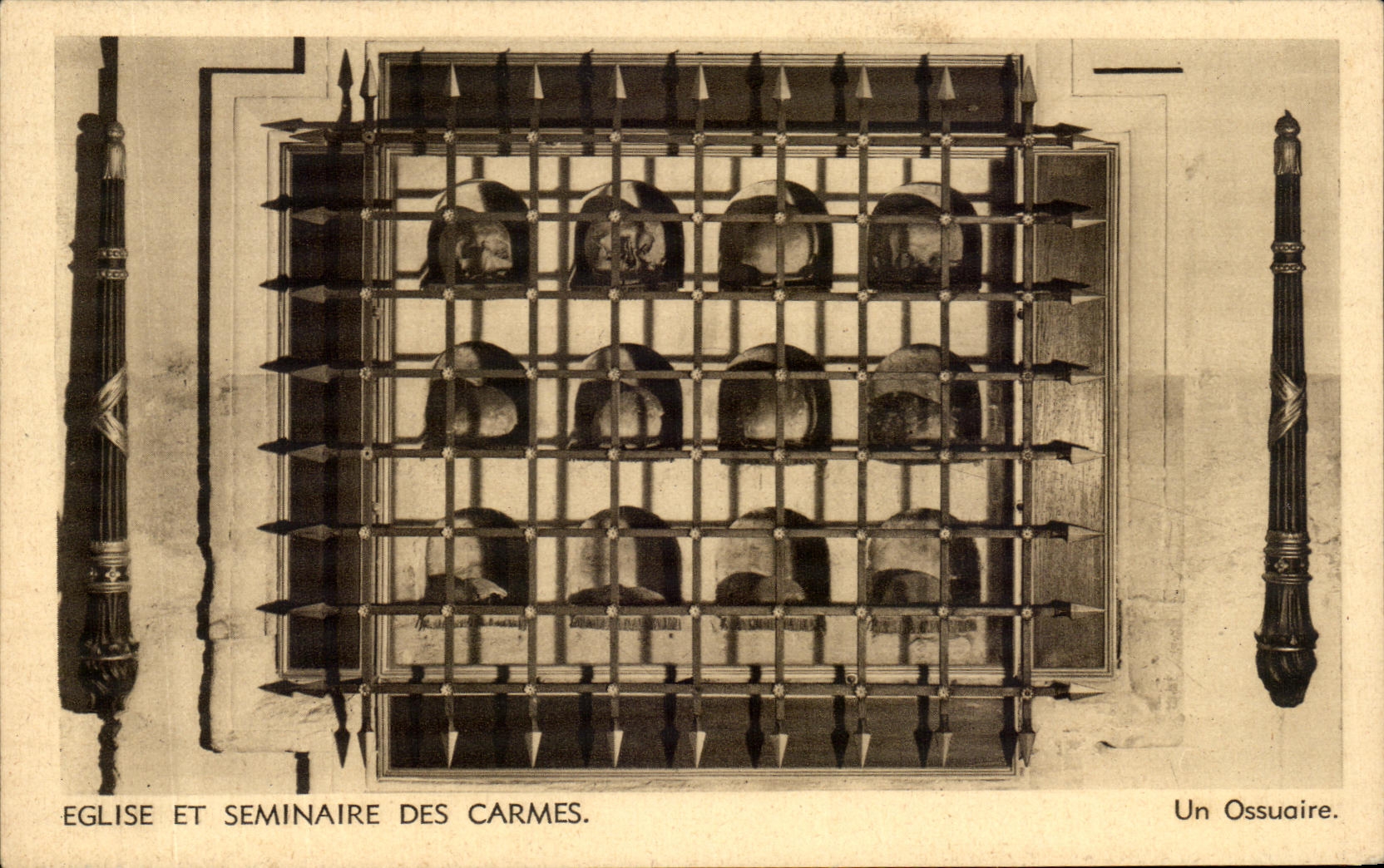 CPA Eglise et Seminaire des Carmes Un Ossuaire