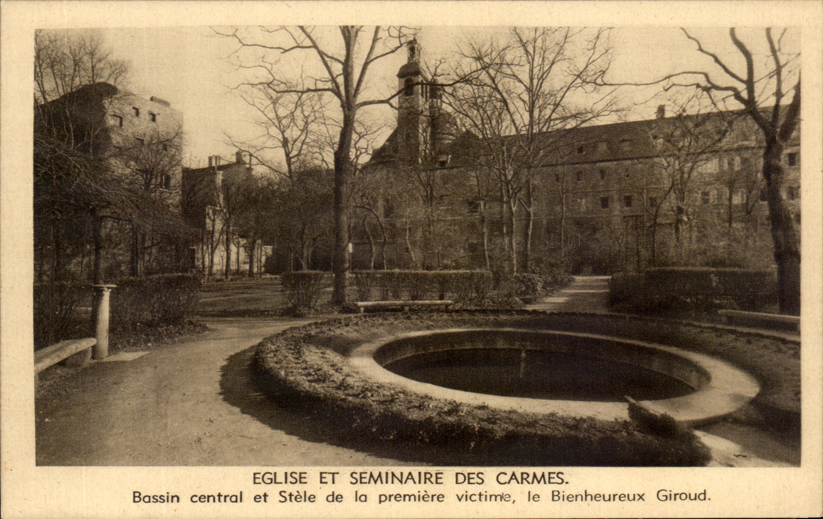 CPA Eglise et Seminaire des Carmes Bassin central et Stele de la Premiere victime le Bienheureux Giroud
