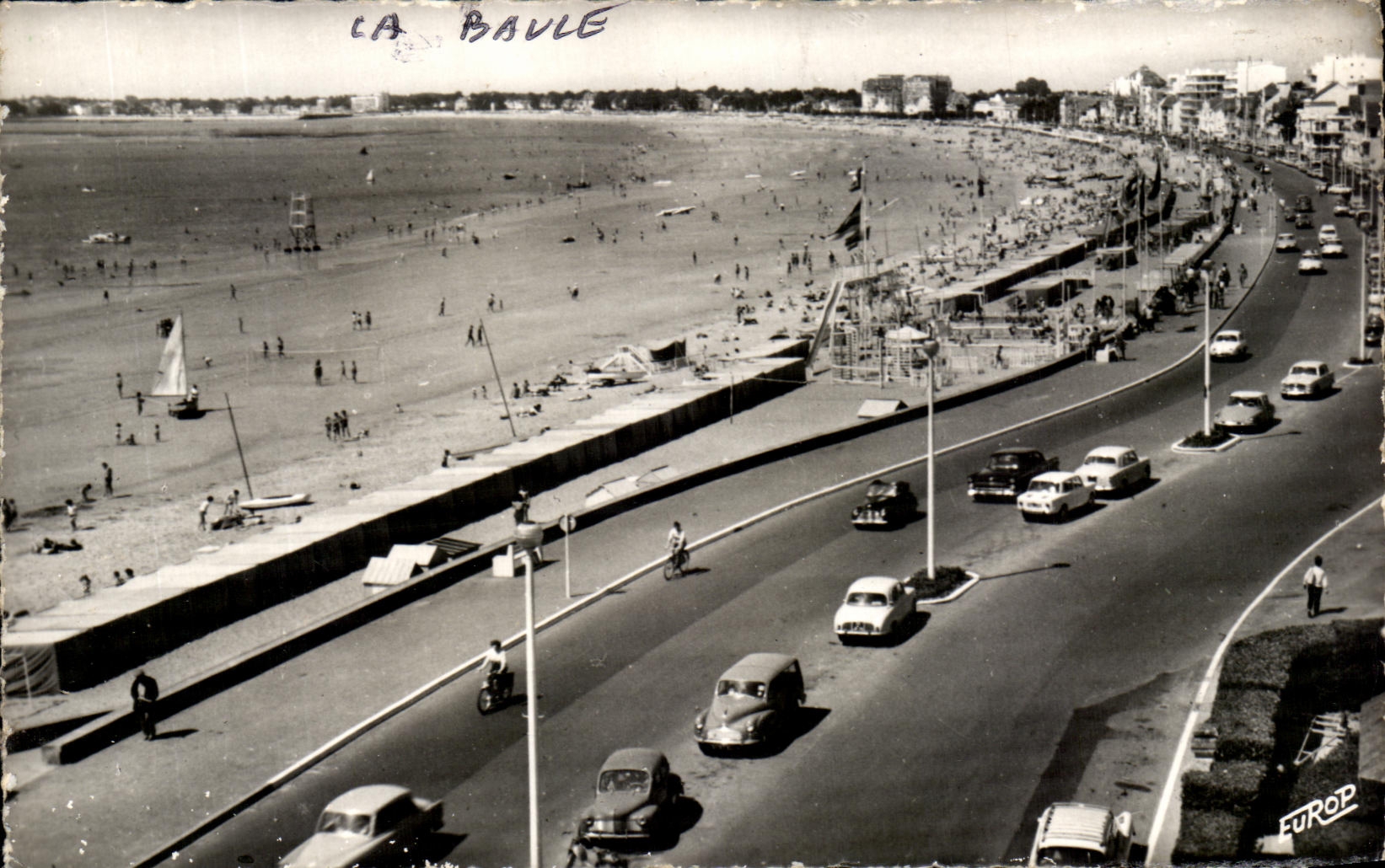 CPA La Baule Le remblai et la Plage