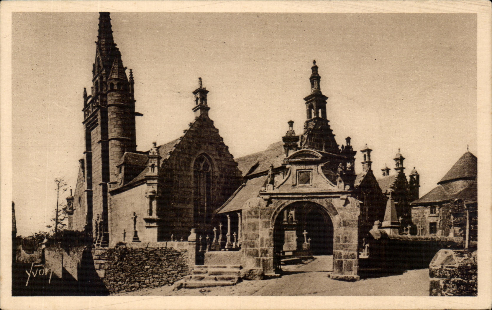 CPA Bretagne Guimiliau L'Eglise et le Cimetiere 
