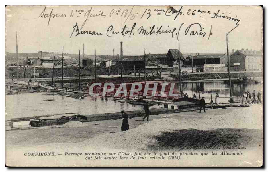 CPA Compiegne Passage provisoire sur I'Oise fait sur le pont de peniches Militaria