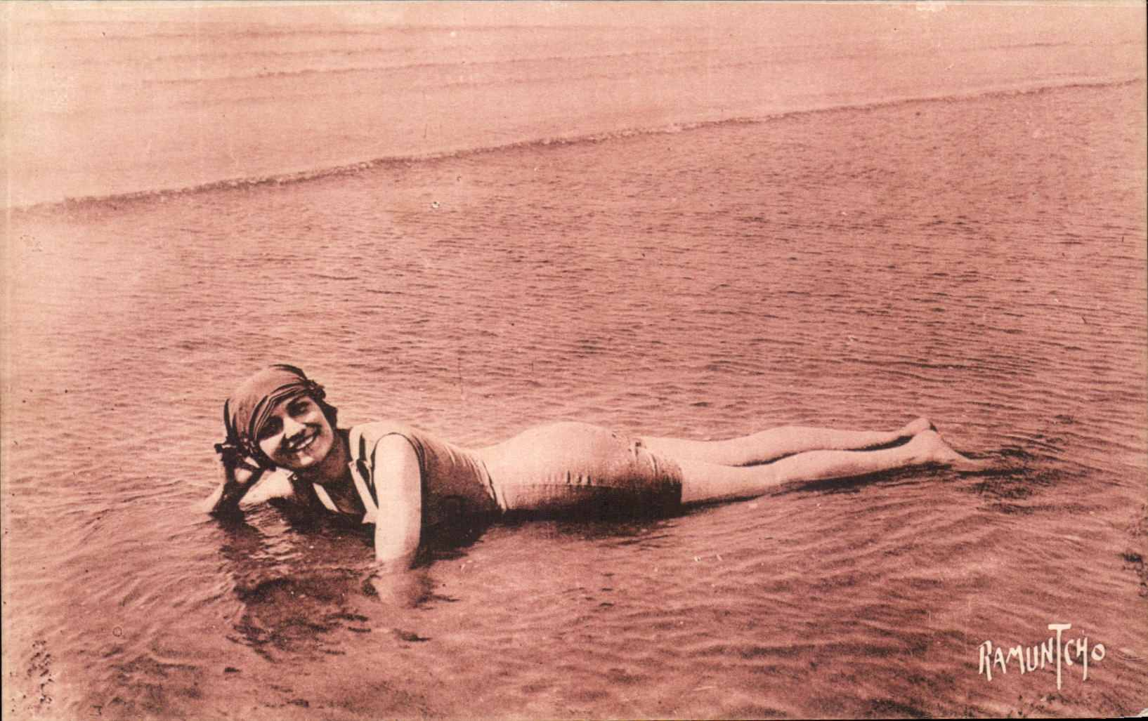 CPA Sur la Plage de Chatelaillon Femme en maillot de bains