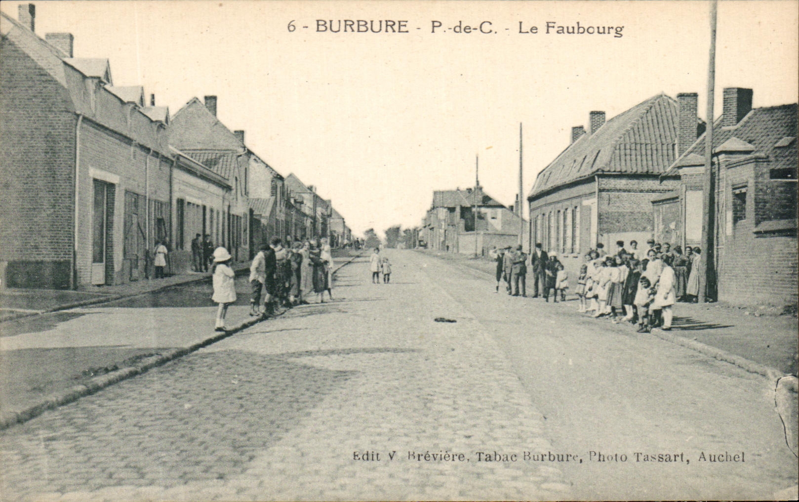 Burbure - Le Faubourg — Rue animée avec enfants et adultes — Photo Tassart, Auchel