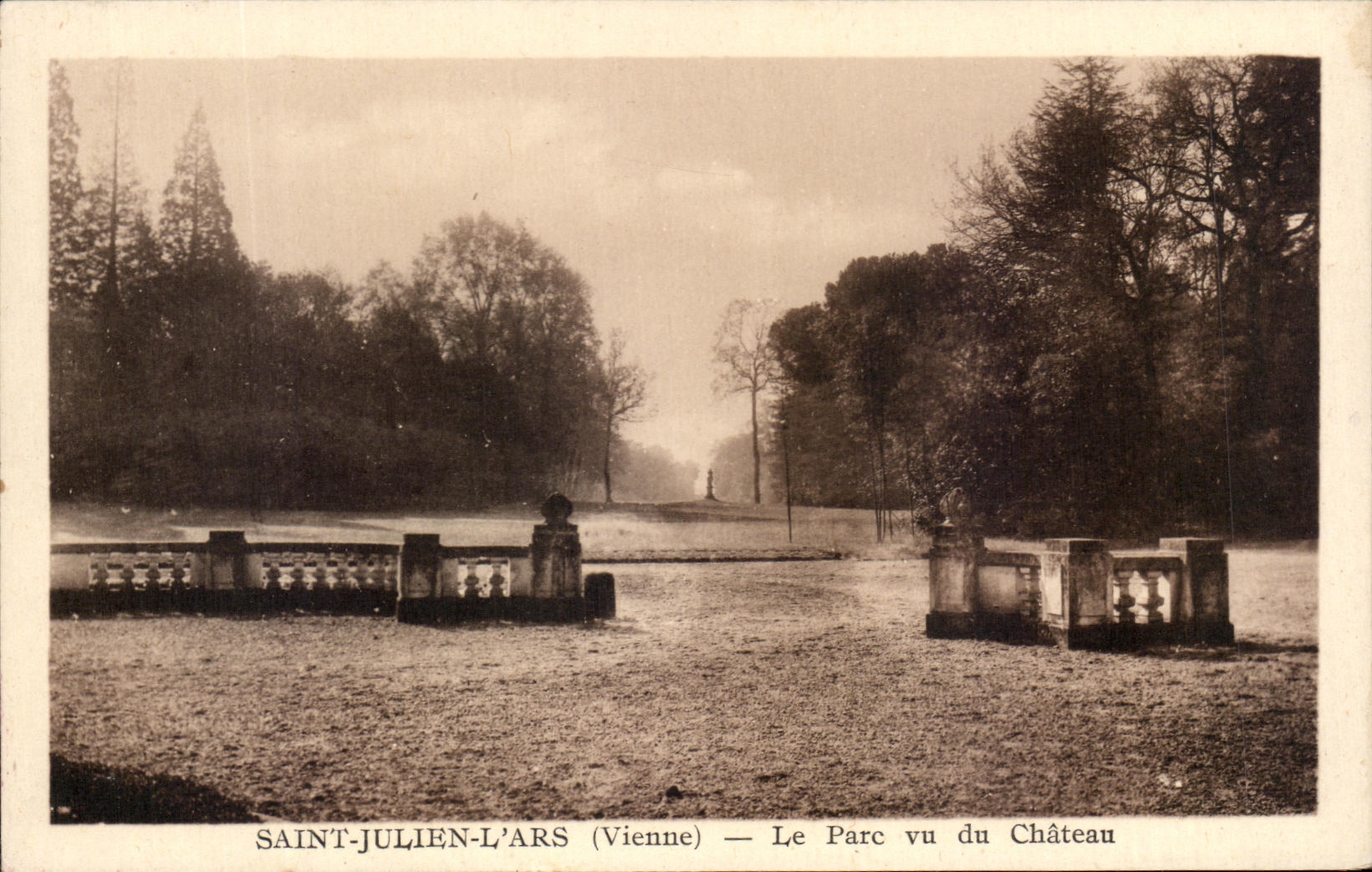 CPA Saint Julien L'Ars Le parc vu du Chateau