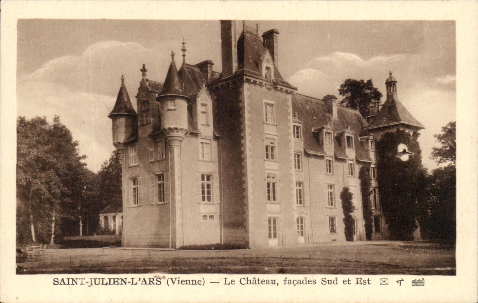 CPASaint Julien L'Ars Le parc vu du Chateau facades Sud et Est