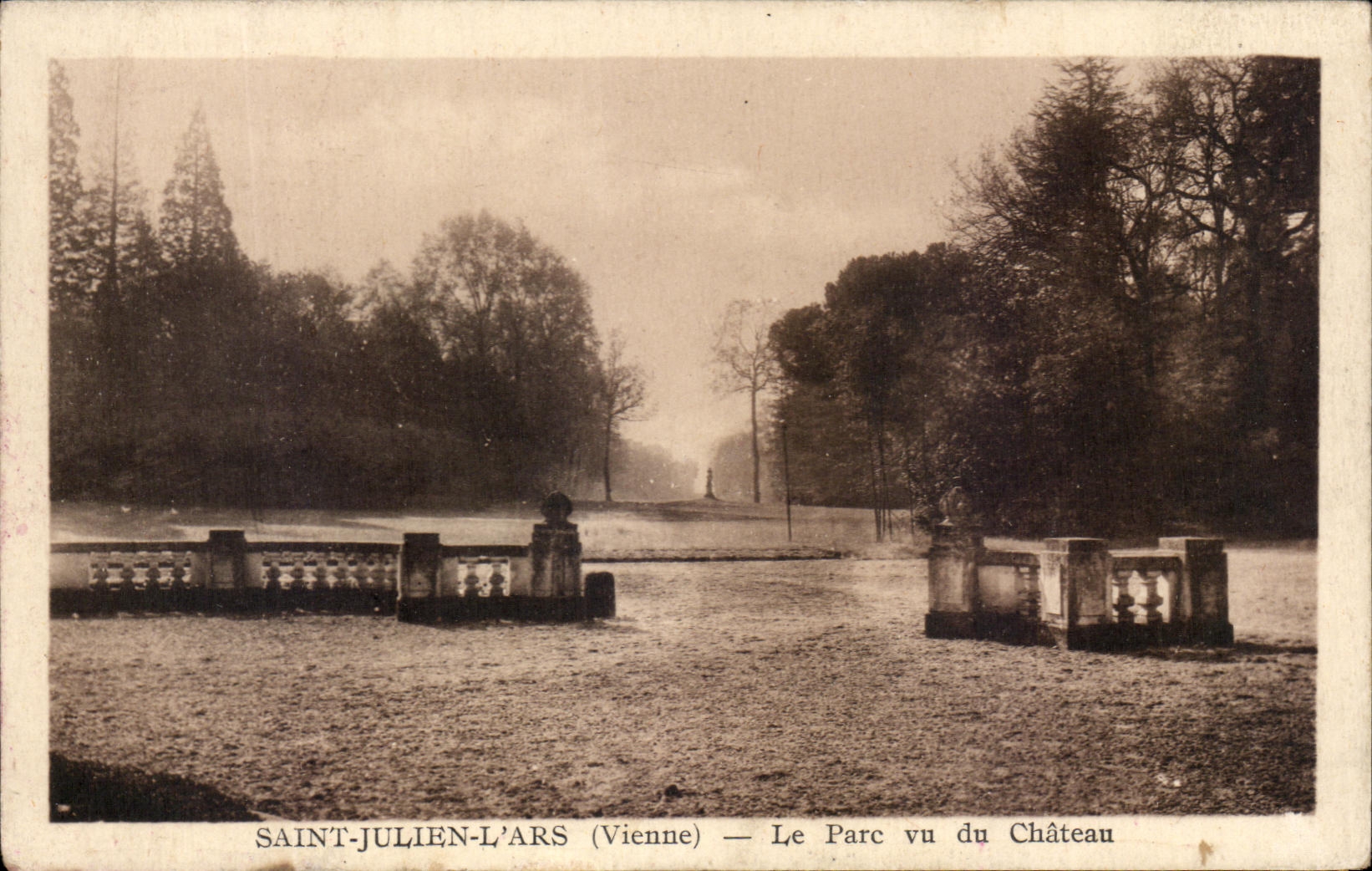 CPASaint Julien L'Ars Le parc vu du Chateau 