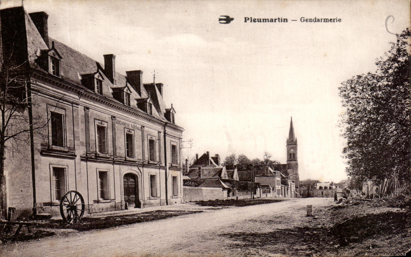 CPA Pleumartin Gendarmerie