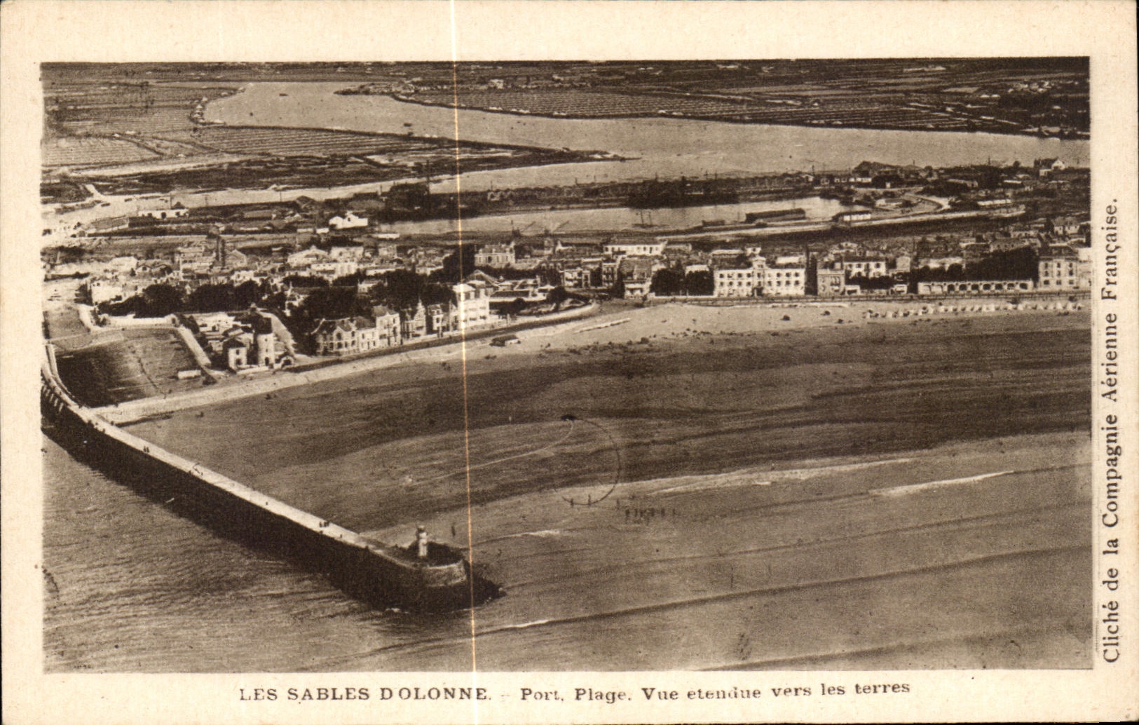 Les Sables d'Olonne — Port, Plage. Vue étendue vers les terres — Cliché de la Compagnie Aérienne Française