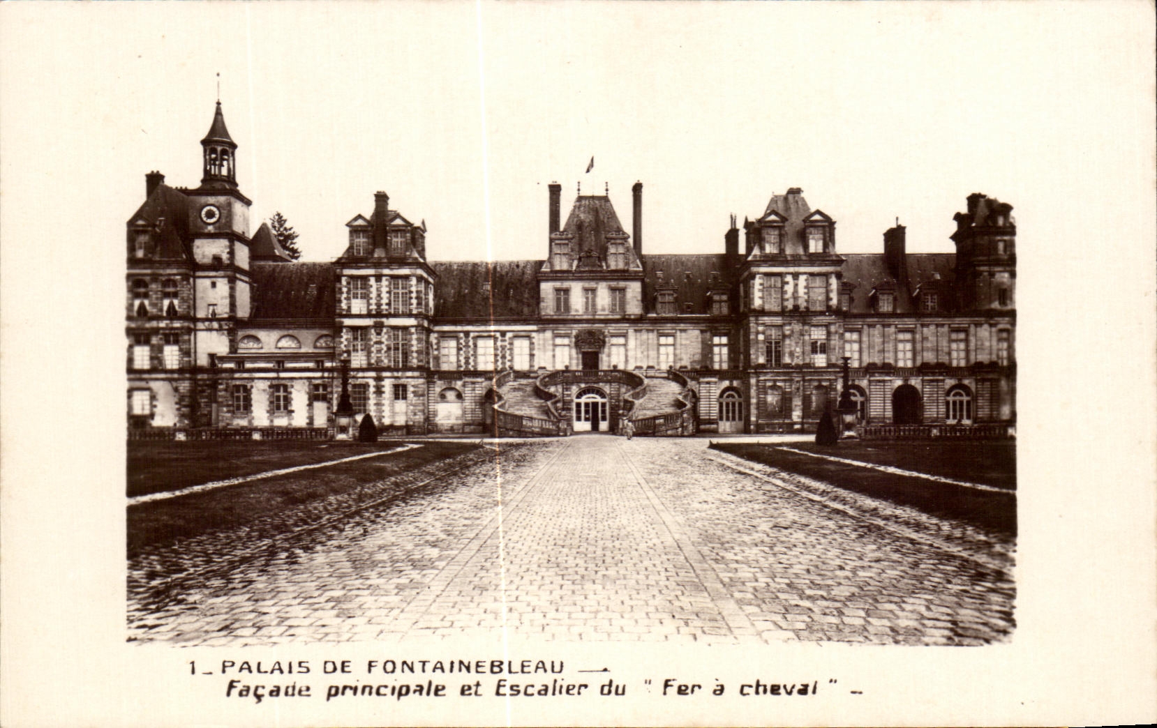 Palacio de Fontainebleau — Fachada principal y Escalera del "Hierro de caballo" — Edición de los Museos Nacionales