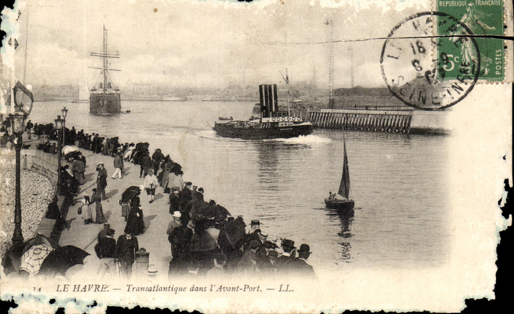 Le Havre — Transatlantischer Frachter im Vorhafen — LL.