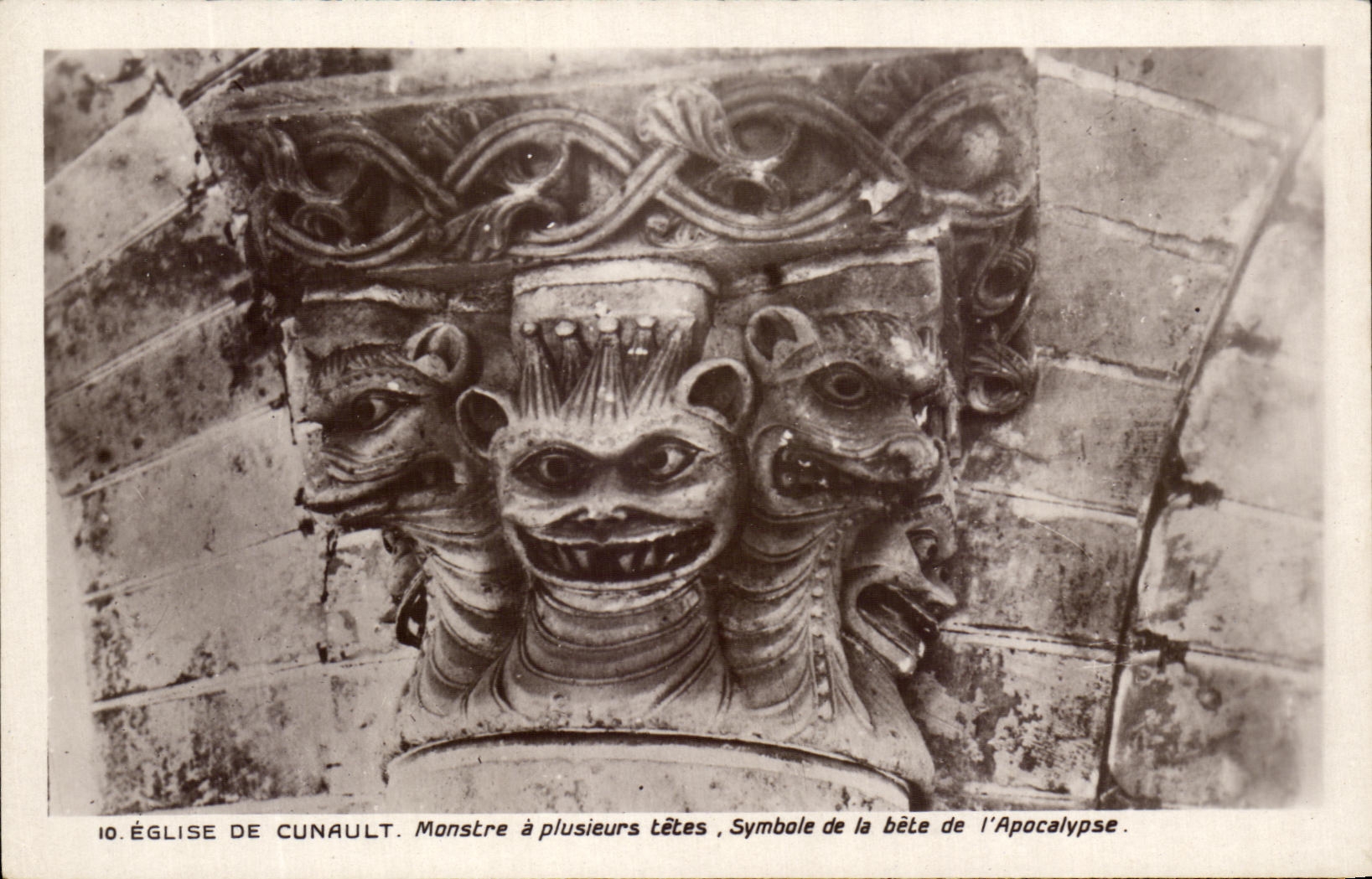 CPA Eglise De Cunault Monstre a plusieurs Tetes Symbole de la bete de l'Apocalypse