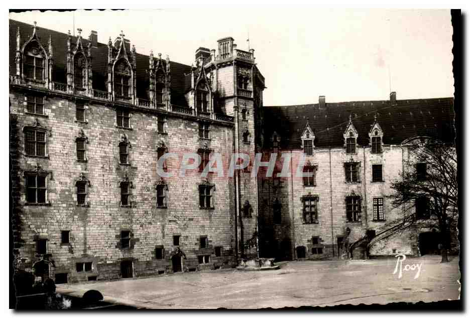 CPSM Nantes Chateau des Ducs de Bretagne de Grand Logis et le Grand Gouvernement