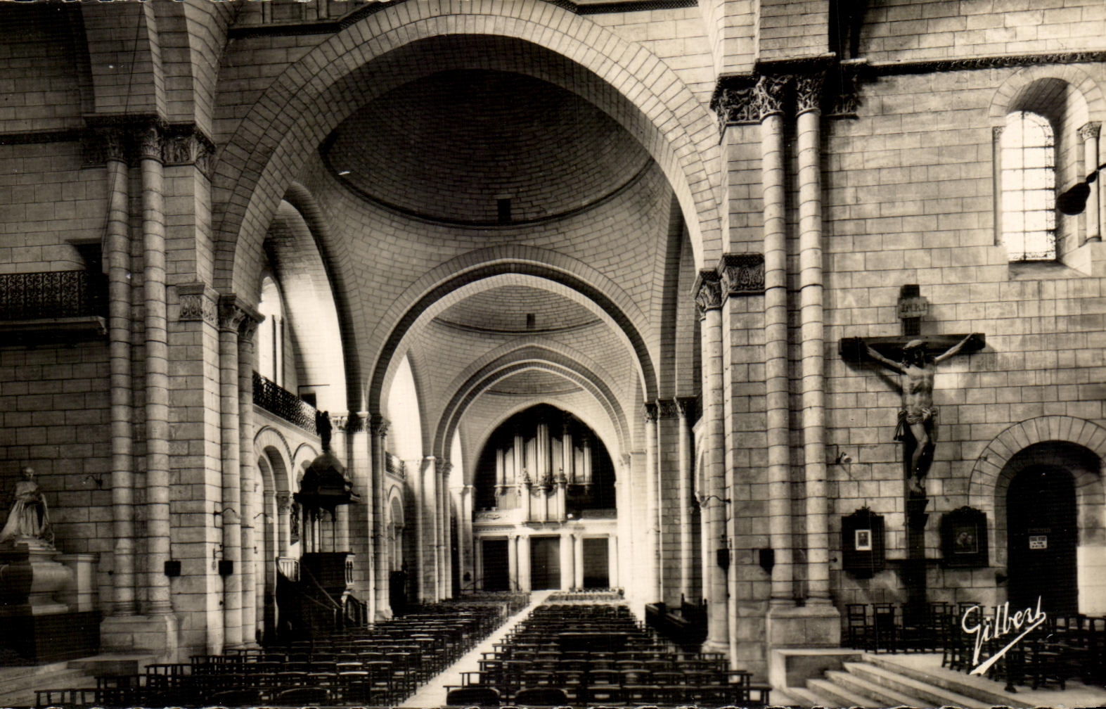 Cathédrale Saint-Pierre d'Angoulême — Nef vue du chœur — Éditions Charentaises A. GILBERT