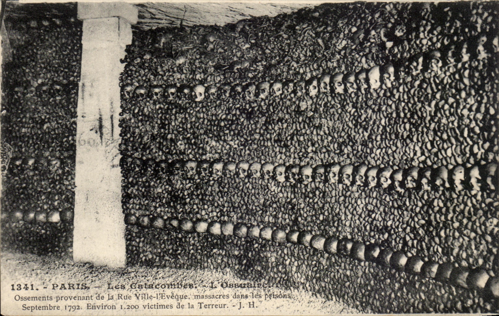 CPA Paris Les Calacombes L'Ossuaire Ossements Provenant De La Rue Ville l'Eveque