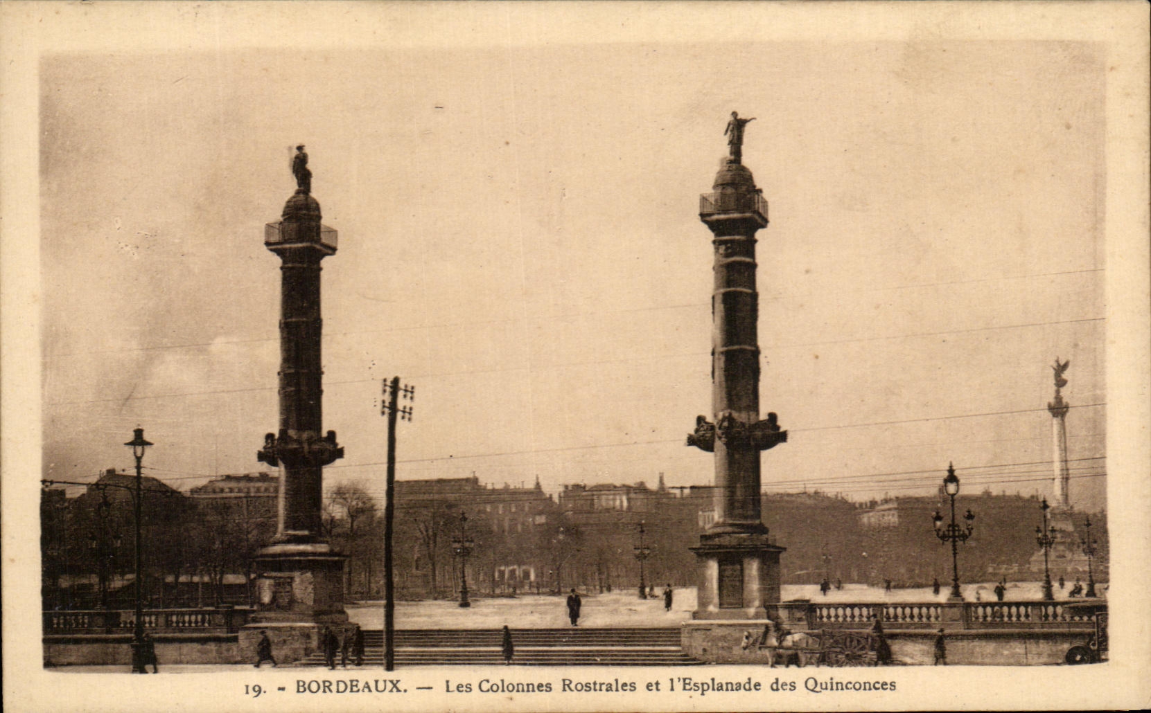 CPA Bordeaux Les Colonnes Rostrales et l'Esplanade des Quinconccs