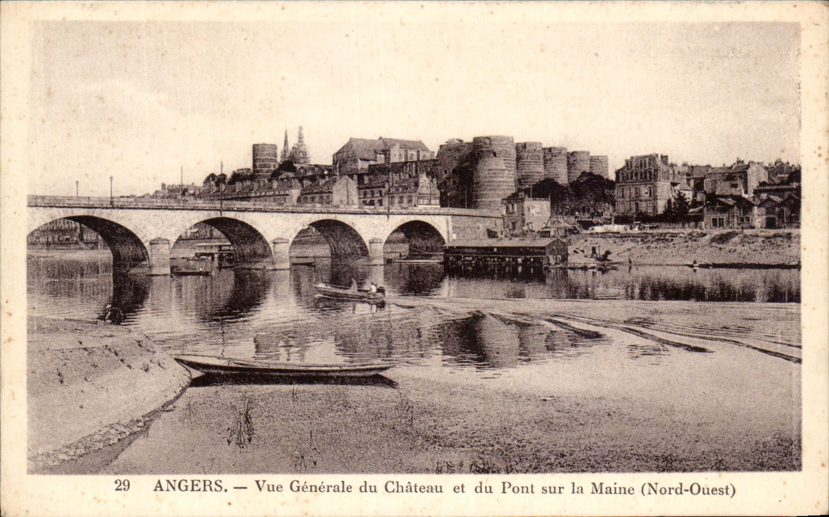 CPA Anges Vue generale du Chateau et du Pont sur la Maine
