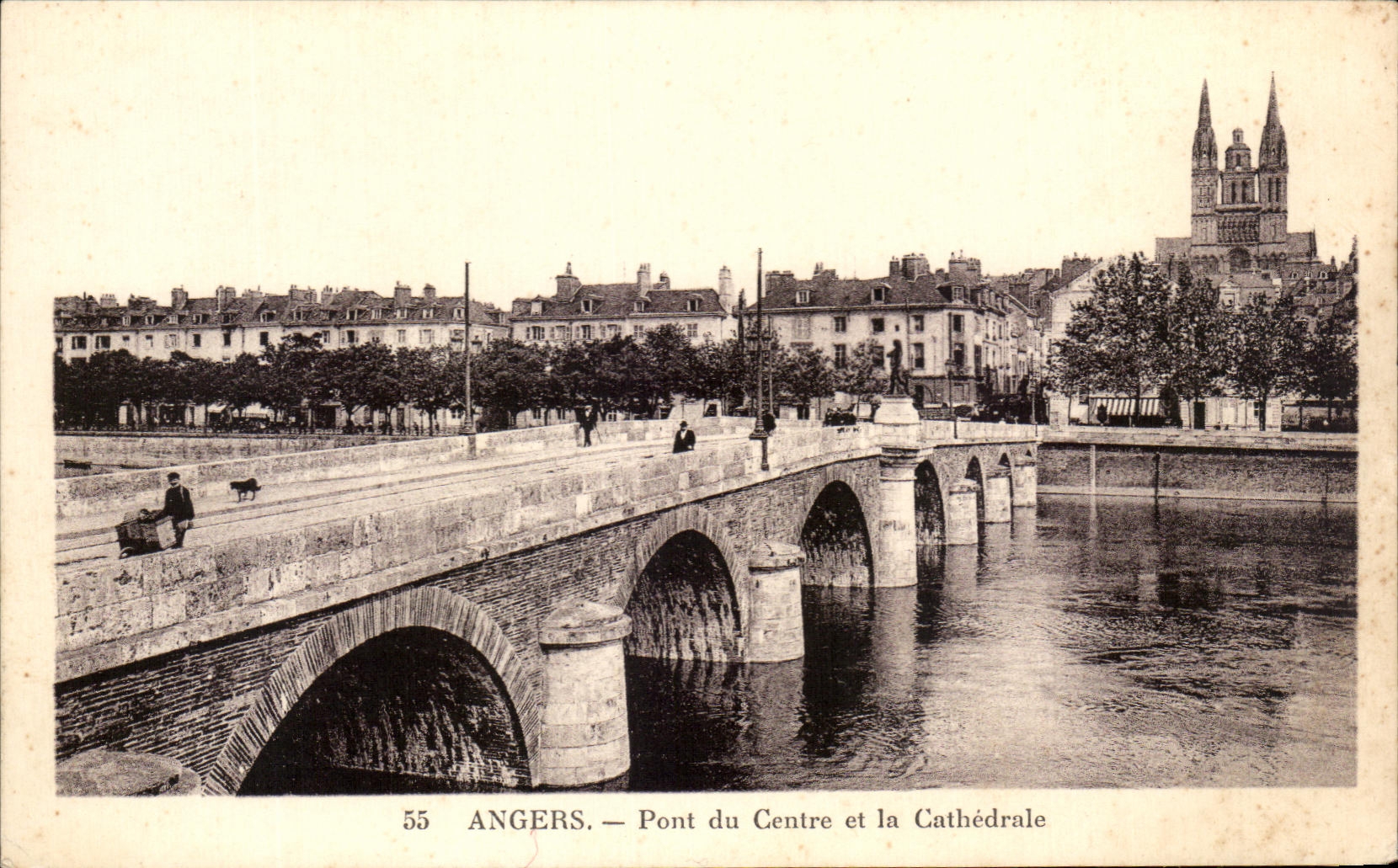 CPA Angers Pont du Centre et la Cathedrale