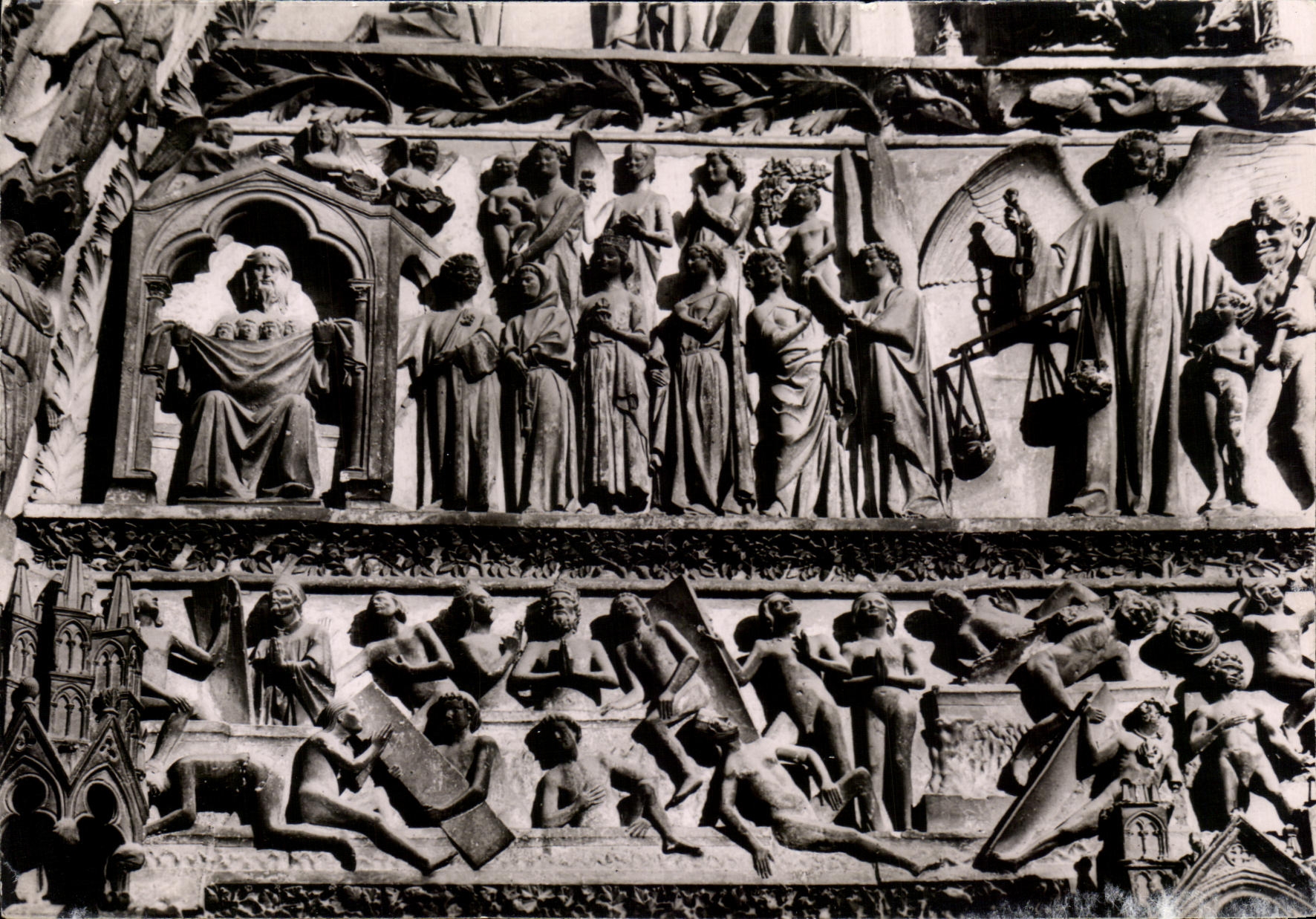 CPA Bourges Cathedrale St Etienne Portail central Partie Inferieure Gauche du Tumpan du